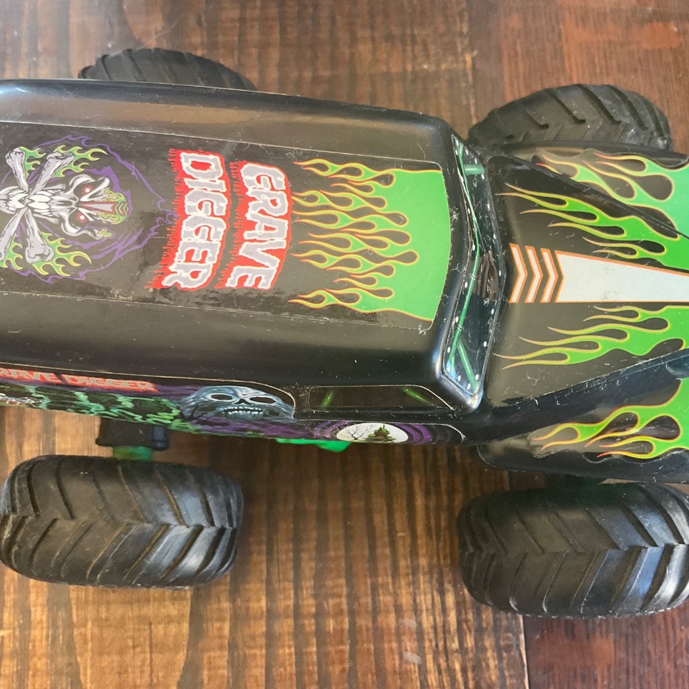 GRAVE DIGGER REMOTE CONTROL TOY TRUCK used sale - Picture 2 of 9